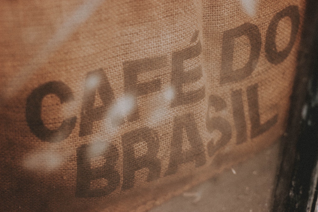 Pacote de café com o nome "Café do Brasil"